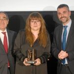 El presidente del Gremi d’Editors, Patrici Tixis, la realizadora Isabel Coixet y el conseller de Cultura Santi Vila, ayer, en la Nit de l’Edició