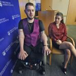 El sargento de marines retirado, John Peck, junto a su novia, durante la rueda de prensa