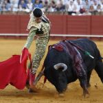 Alejandro Talavante dando un muletazo, ayer, en la Feria de San Miguel en Sevilla