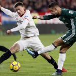 El jugador francés del Sevilla Clement Lenglet del Sevilla, pelea un balón con el jugador del Betis Sergio León
