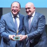 Jesús Julio Carnero entrega la Espiga de Honor de la Seminci al bodeguero Carlos Moro