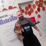 David Farrán de Mora junto a Merlín durante el Primer Curso Gastronómico para mascotas