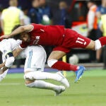 Jugada entre Sergio Ramos y Mohamed Salah en la que se lesionó el egipcio.