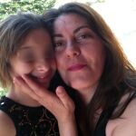 Marga Grau, junto a la pequeña Nadia