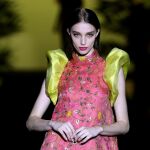 Una modelo desfila con una de las creaciones de la firma española Hannibal Laguna/Efe
