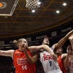 El ala-pívot estadounidense del Valencia Basket Luke Sikma (i) lucha por el balón con el ala-pívot estadounidense del Real Madrid Anthony Randolph (c)