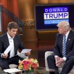Imagen difundida por Sony Pictures Entertainment del presentador Dr. Oz y Donald Trump durante la grabación del programa "The Dr. Oz Show,"en Nueva York