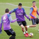 James Rodríguez, entre Lucas Vázquez y Kovacic en el entrenamiento de ayer