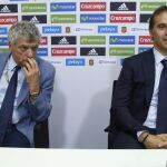 El entrenador guipuzcoano Julen Lopetegui junto al presidente de la Federación española de fútbol, Ángel María Villar (i), durante su presentación