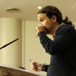 El líder de Podemos, Pablo Iglesias, durante la rueda de prensa que ha ofrecido hoy en el Congreso