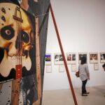 Badiola se enfrenta en esta muestra a un recorrido con su propia obra. Algunas de las piezas presentes han sido seleccionadas por artistas