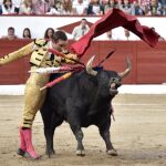 Juan Bautista durante la faena de muleta, ayer, en Colmenar Viejo