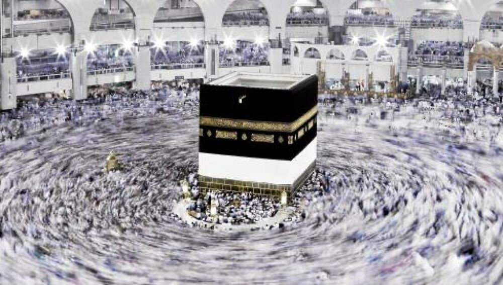 Varios peregrinos caminan alrededor de La Meca, donde el año pasado murieron 2.300 personas, de las cuales 450 eran iraníes