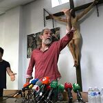 El actor Willy Toledo (d), junto a su colega Javier Bardem, durante la rueda de prensa que ha convocado en el Arzobispado de Madrid, a la misma hora que debía declarar ante un juzgado por presuntos insultos a Dios y a la Virgen. / Efe