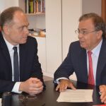 La Razón. El presidente de Adif, Juan Bravo, y el consejero de Fomento e Infraestructuras, Patricio Valverde, ayer durante la reunión para analizar la situación de la Alta Velocidad en la Región
