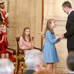 La reina emérita Sofía, junto al rey emérito Juan Carlos conversa con la princesa Leonor después de que el Rey Felipe VI la haya impuesto hoy el Collar del Toisón de Oro