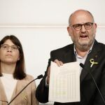 El portavoz de JxCat, Eduard Pujol, (d) y la diputada de la formación, Aurora Madaula (i), durante la rueda de prensa de ayer en la acusaron al Gobierno de «golpe de Estado».
