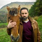 Santiago Abascal, presidente de Vox, niega que su partido sea de extrema derecha: «Somos de extrema necesidad». Sobre Podemos, asegura que debería ilegalizarse
