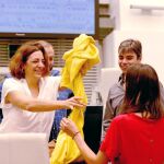 Risas por los colores de la bandera. Maestre, que acudió ayer al Pleno vestida de rojo, pasó un divertido rato con su compañera Celia Mayer, porque ésta le prestó su pañuelo amarillo y se lo colocó combinando los colores de la bandera española