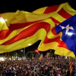 Miles de personas convocadas por la la Asamblea Nacional Catalana (ANC) y Òmnium Cultural, se manifiestan con velas en la concentración en el tramo de la Avenida Diagonal de Barcelona