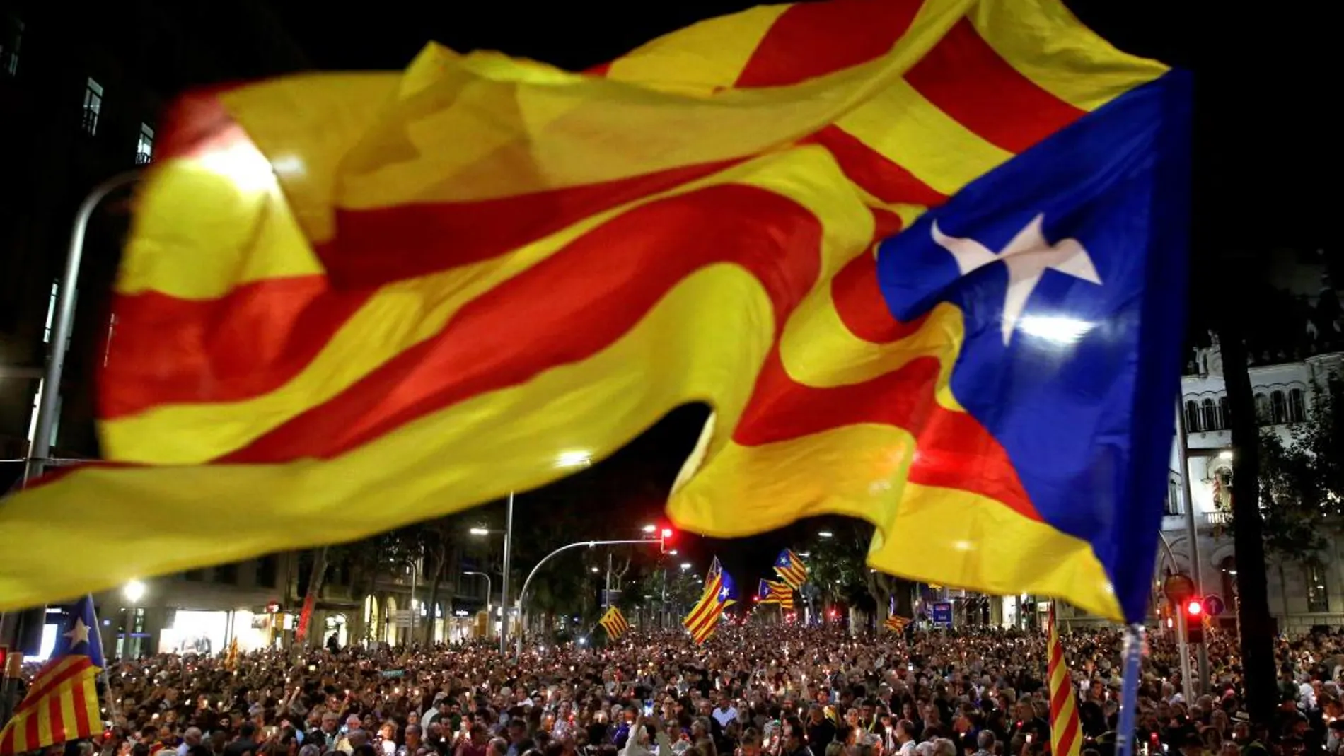 Miles de personas convocadas por la la Asamblea Nacional Catalana (ANC) y Òmnium Cultural, se manifiestan con velas en la concentración en el tramo de la Avenida Diagonal de Barcelona