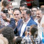 El presidente del Gobierno en funciones, Mariano Rajoy, saluda a algunos de los más de 12.000 simpatizantes que se dieron cita ayer en Pontevedra