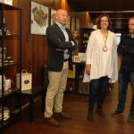 La presidenta de la Diputación de Palencia, Ángeles Armisén, visita el escaparate, junto a Luis Calderón, entre otros