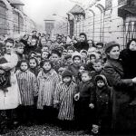 Un grupo de supervivientes durante la liberación del campo de concentración de Auschwitz en 1945