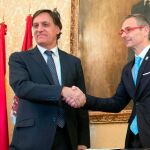 El alcalde Carlos García Carbayo y el rector de la Usal, Ricardo Rivero, firman el acuerdo