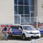 Agentes de los Mossos d'esquadra y policía local en el lugar donde un hombre ha herido hoy con un arma de fuego a dos policías locales.