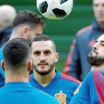 Isco cabecea el balón junto a Koke, en el entrenamiento de ayer
