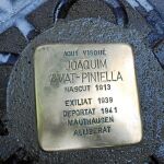Cada «tras(pie)dra» indica que «aquí vivió» la persona a la que se recuerda con sus fechas de nacimiento y muerte / Foto: Ayuntamiento de Manresa