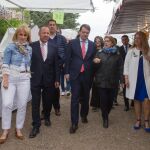 El andidato del PP, Alfonso Fernández Mañueco, visita Morales del Vino, acompañada de Mayte Martín y José María Barrios, entre otros