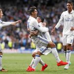 James abraza a Morata, tras el segundo gol del Madrid. El primero dio el pase y el segundo lo remató de cabeza