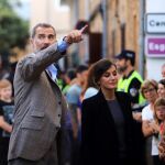 Los reyes con vecinos de Sant Llorenç des Cardassar, durante la visita que han realizado esta tarde a las zonas afectadas por las lluvias. EFE/Lliteres
