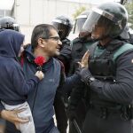 El Guardia Civil que ayudó a un padre a salir con su hijo de la concentración