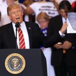 El presidente de los Estados Unidos, Donald J. Trump, se dirige a sus seguidores en el Centro de Convenciones de Phoenix durante un evento en Phoenix, Arizona (Estados Unidos).