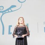 La actriz francesa Catherine Deneuve, recibiendo el premio «Almería, Tierra de Cine»