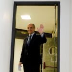 Camps saluda a los medios desde su despacho, ayer, en Valencia