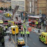 Los servicios de emergencia, en el lugar del accidente en Lavender Hill.