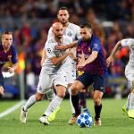 El lateral del FC Barcelona Jordi Alba (2-d) escapa de Borja Valero, del Inter de Milán