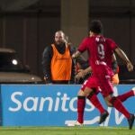 El delantero del Mallorca, Alejandro Alfaro (i), celebra el primer gol del equipo mallorquín