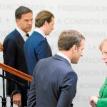 El presidente francés, Emmanuel Macron, y la canciller Angela Merkel conversan ante otros líderes europeos en la cumbre de Sibiu, en Rumanía
