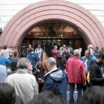 Colas de votantes en las puertas del Instituto Josep Maria Jujol en el barrio de Gracia