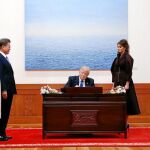 El presidente surcoreano, Moon Jae In, y su mujer esperan mientras Trum y Melania participan en la ceremonia de firmas en el libro de invitados ilustres de la Casa Azul