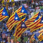 Manifestantes durante la marcha contra el terrorismo celebrada este sábado en Barcelona