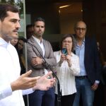 El portero español Iker Casillas a su salida del hospital