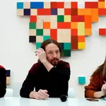 El líder de Unidos Podemos, Pablo Iglesias (c); la diputada de En Marea en el Congreso, Yolanda Díaz (i); y la portavoz adjunta de Unidos Podemos en el Congreso de los Diputados Ione Belarra (d), ayer