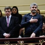 Juan Carlos Quer y Juan José Cortés, padres de Diana Quer y Mari Luz Cortés, asisten al pleno del Congreso hoy. EFE/Mariscal