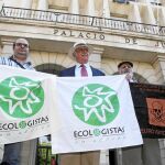 Miembros de Ecologistas en Acción, ayer a la puerta de los juzgados sevillanos